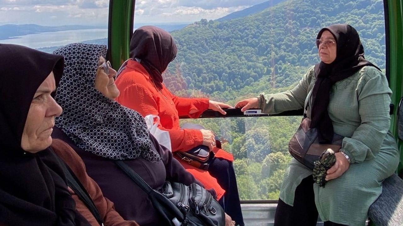 Kartepe'de teleferik buluşması: 65 yaş üstü üyeler Kuzuyayla'yı keşfetti