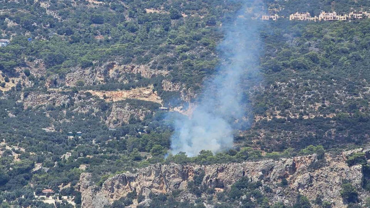 Kaş'ta Yeşilköy Muarkürü mevkisindeki makilik yangın kontrol altına alındı