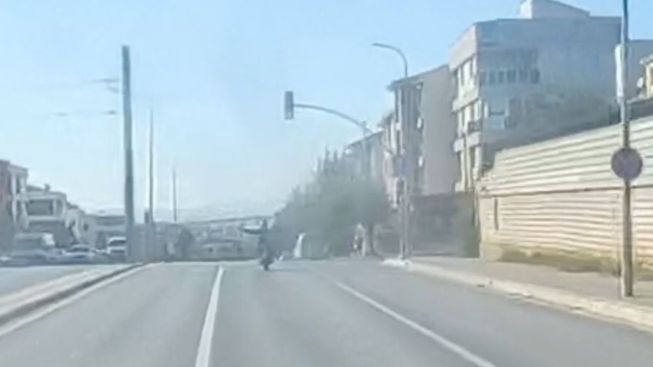 Kask kamerası kaydetti: Eskişehir'de iki elini bırakan motosiklet sürücüsünün tehlikeli yolculuğu