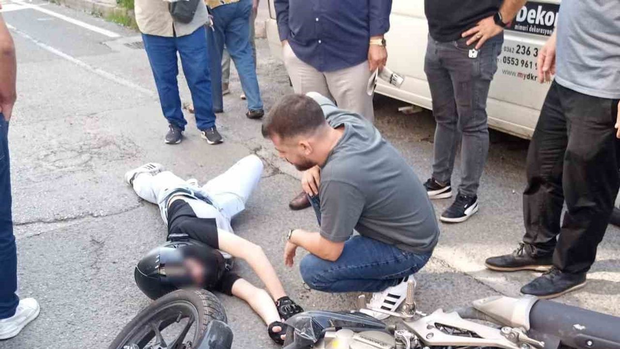 Kask, takla atan otomobilin çarpışmasında 17 yaşındaki sürücüyü korudu