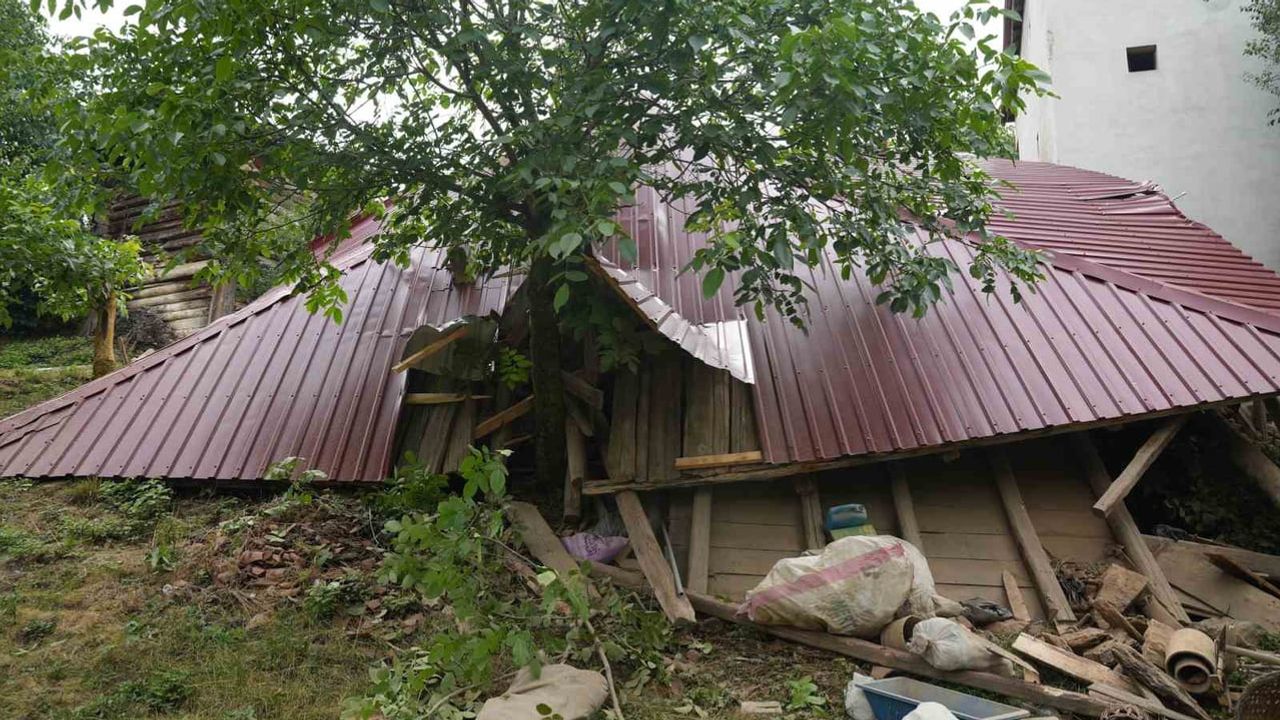 Kastamonu'da 40-50 yıllık köy evi tadilat sırasında çöktü, beş kişi yaralandı