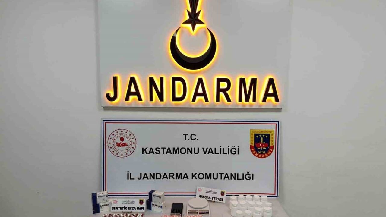 Kastamonu'da jandarma operasyonunda 163 dolu ve 778 boş sentetik ecza kapsülü ele geçirildi