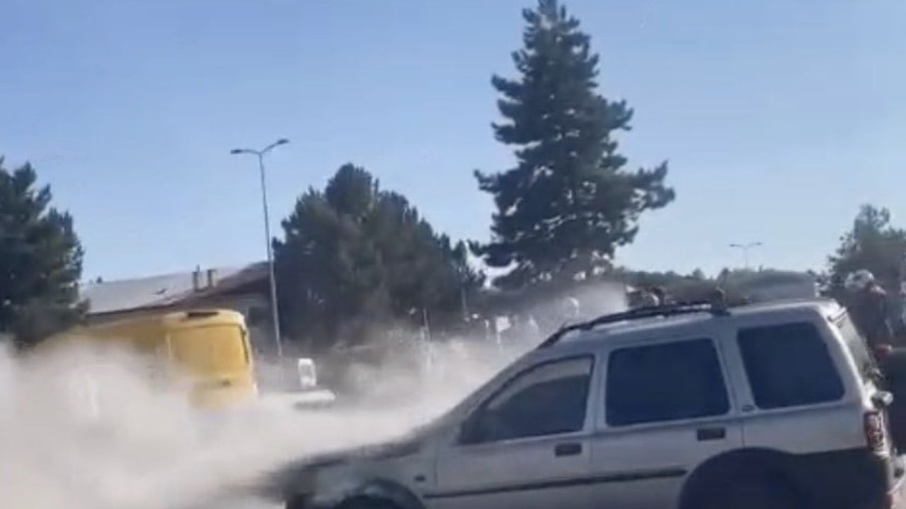 Kastamonu'da motor kısmında alev alan cip itfaiye müdahalesiyle kontrol altına alındı