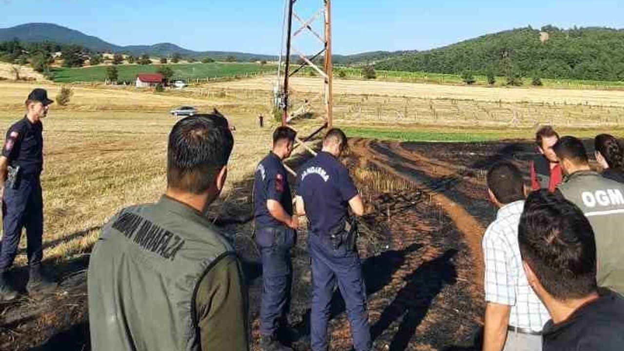 Kastamonu'da Uzbanlar köyünde biçili tarlada yangın, 13 dönümlük saman zarar gördü