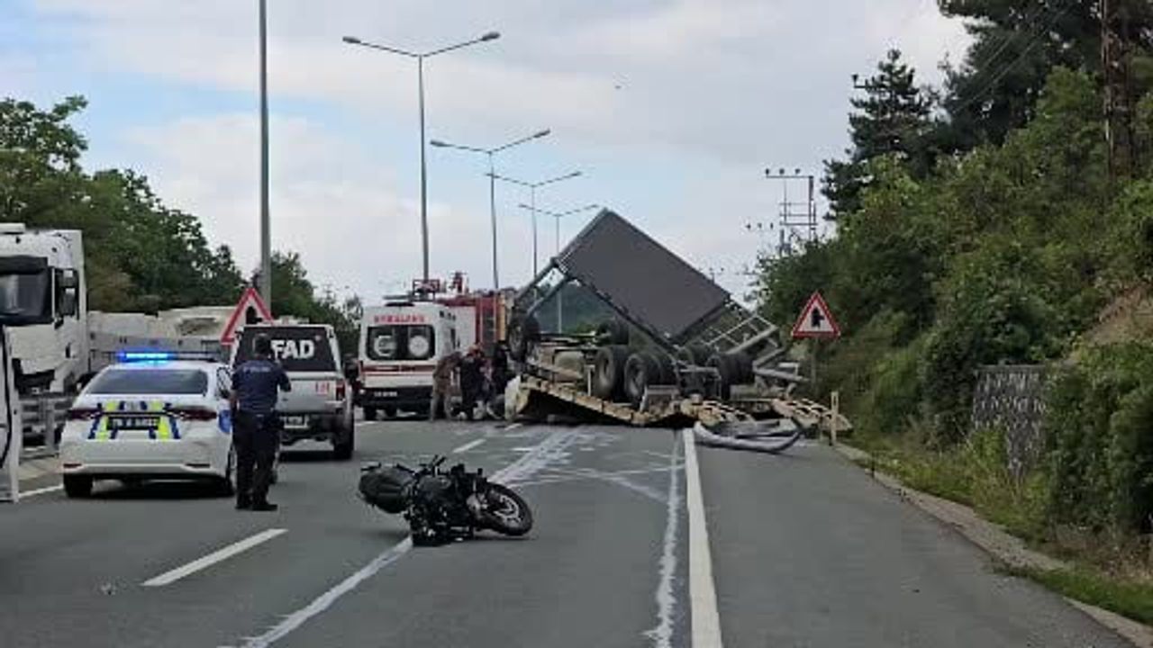 Katotlar yola savruldu: Kirkilli'de tır devrildi, iki kişi yaşamını yitirdi