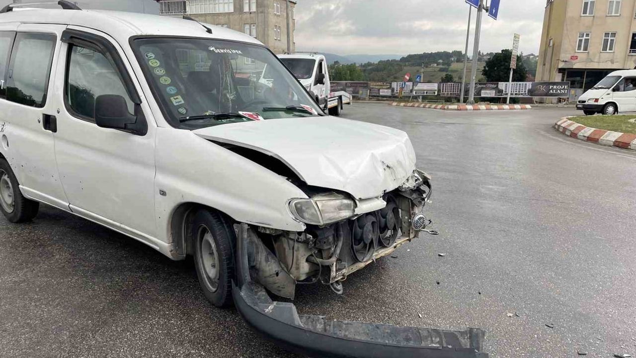 Kavak istasyon kavşağında hafif ticari araç ile traktör çarpıştı