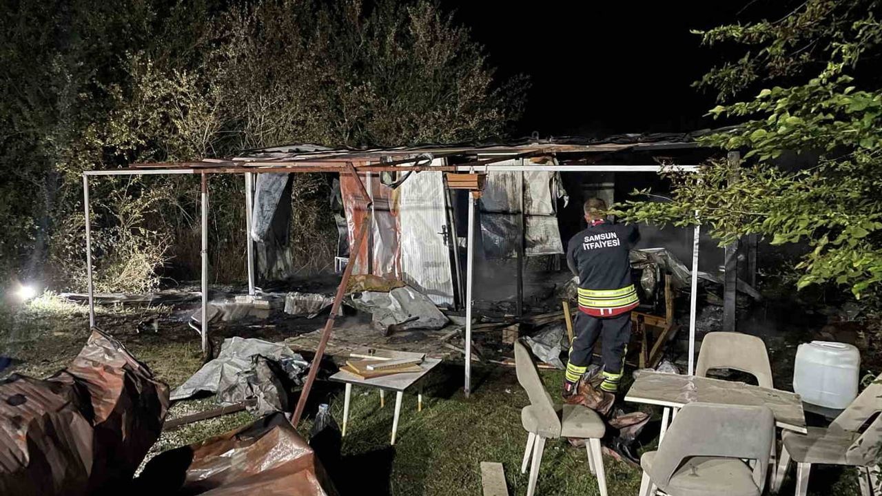Kavak'ta bağ evi konteyneri yangında tamamen kullanılamaz hale geldi