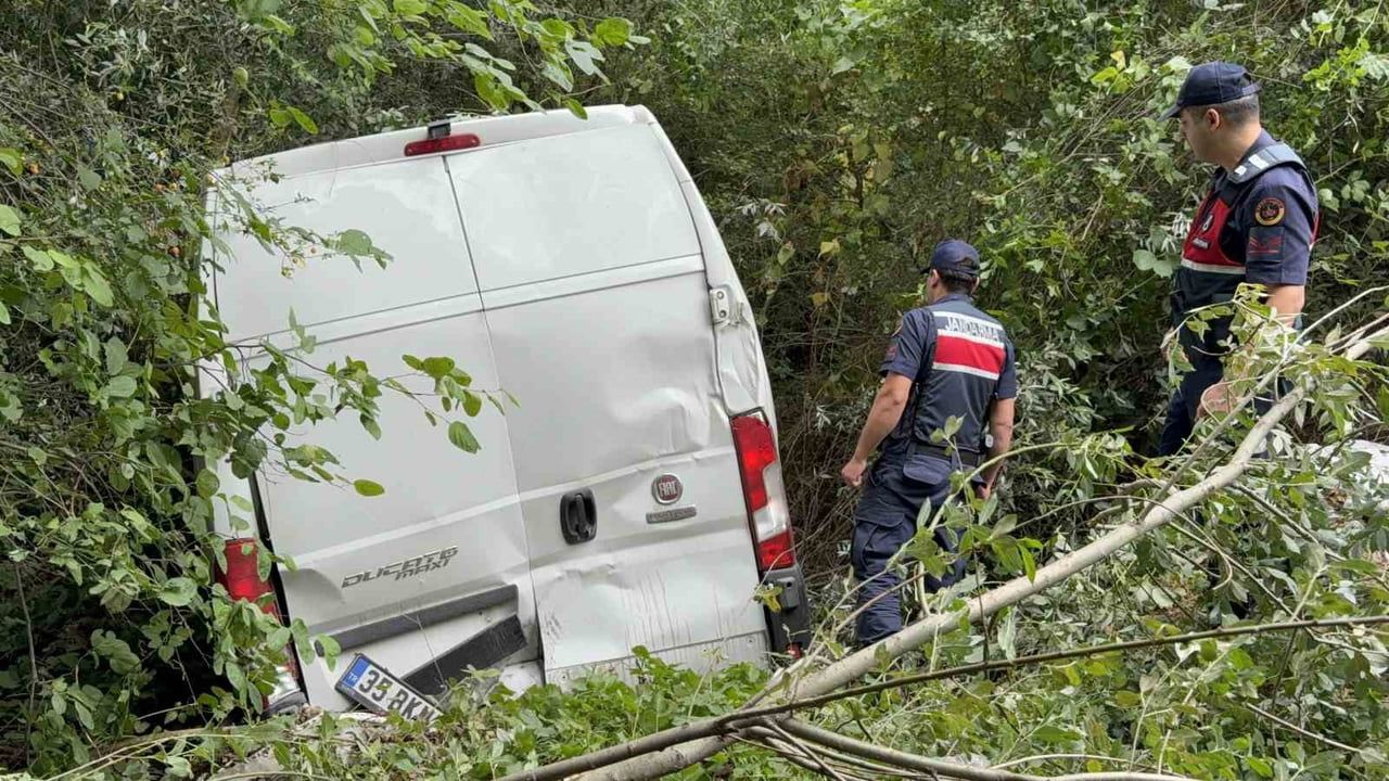 Kavak'ta sabah vakası: minibüs bariyerleri aşarak şarampole yuvarlandı