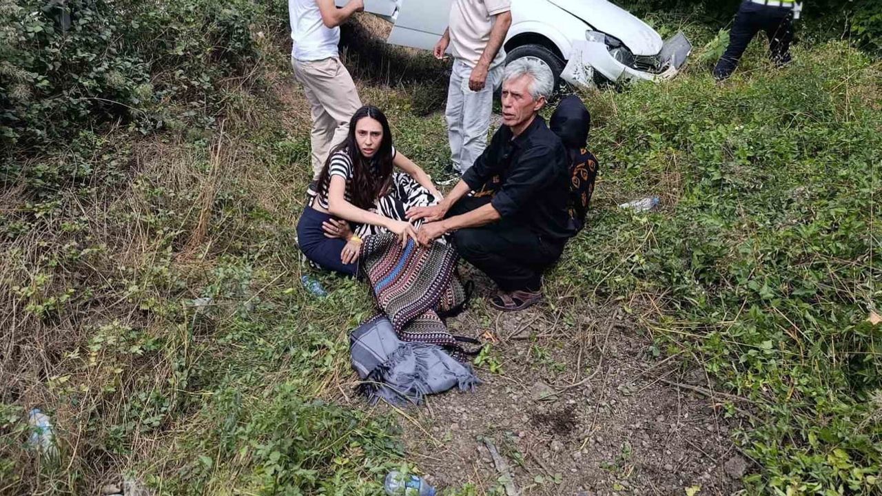 Kavak'ta sol şeritte hakimiyet kaybı: 5 kişi yaralandı