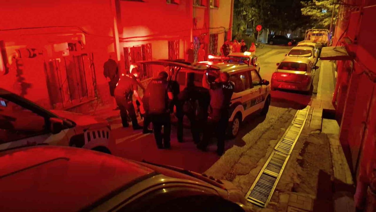 Kavgada ters kelepçe: Eskişehir'de genç gözaltına alındı, annesi sokakta kriz geçirdi