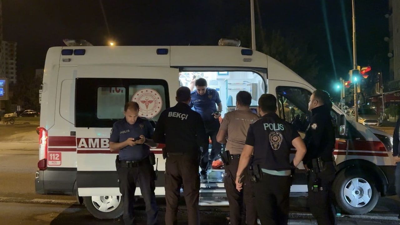 Kavgada yaralanan kişi Kayseri'de tramvaya binince sağlık ekipleri müdahale etti