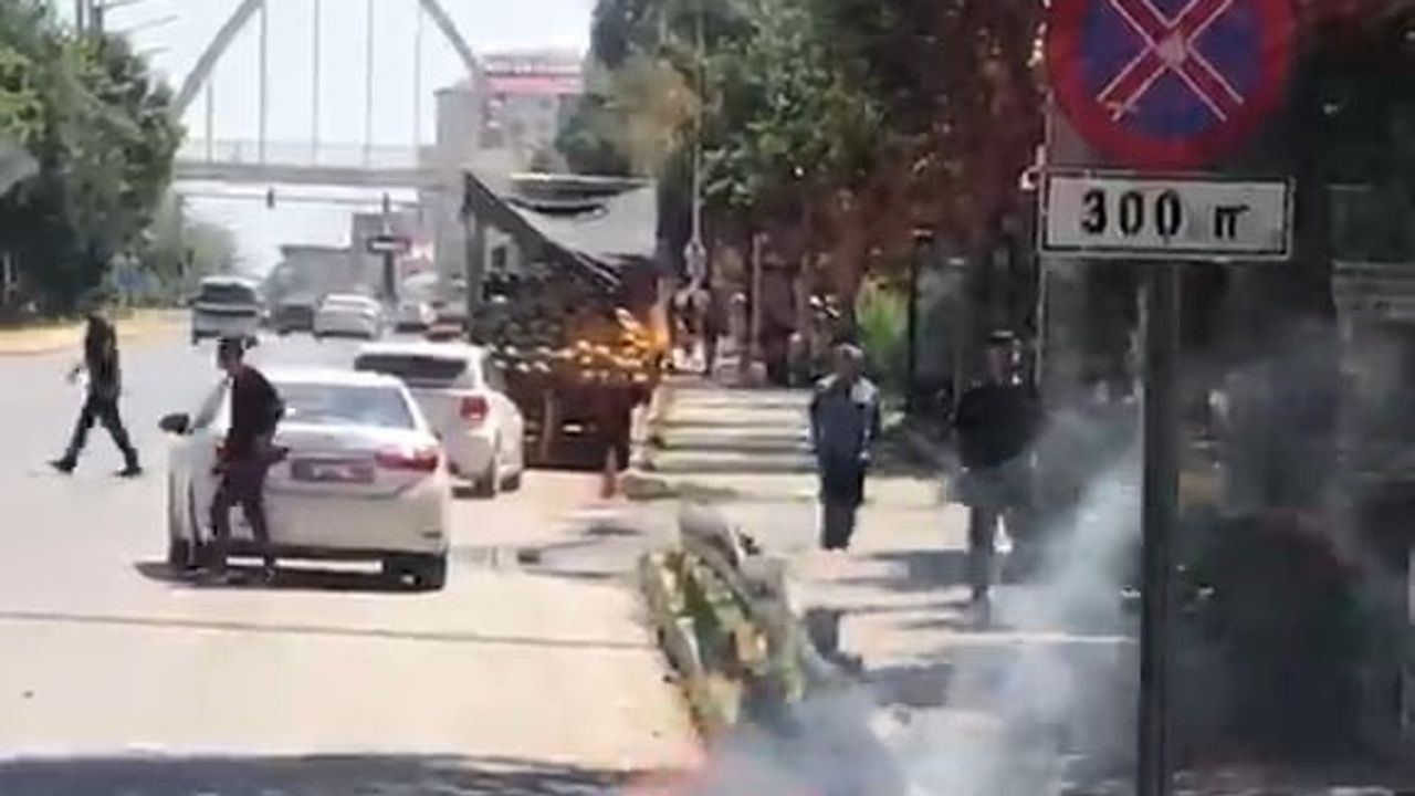 Kavşakta alevlenen motosiklet çevredekiler sayesinde söndürüldü