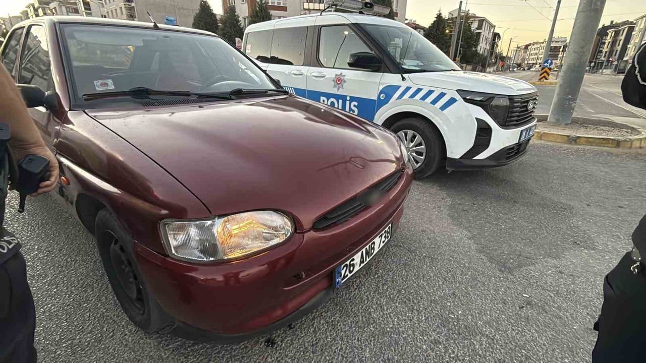 kavşakta çalışan halde duran otomobilde uyuyan iki kişi ve 13 hapla ilgili soruşturma