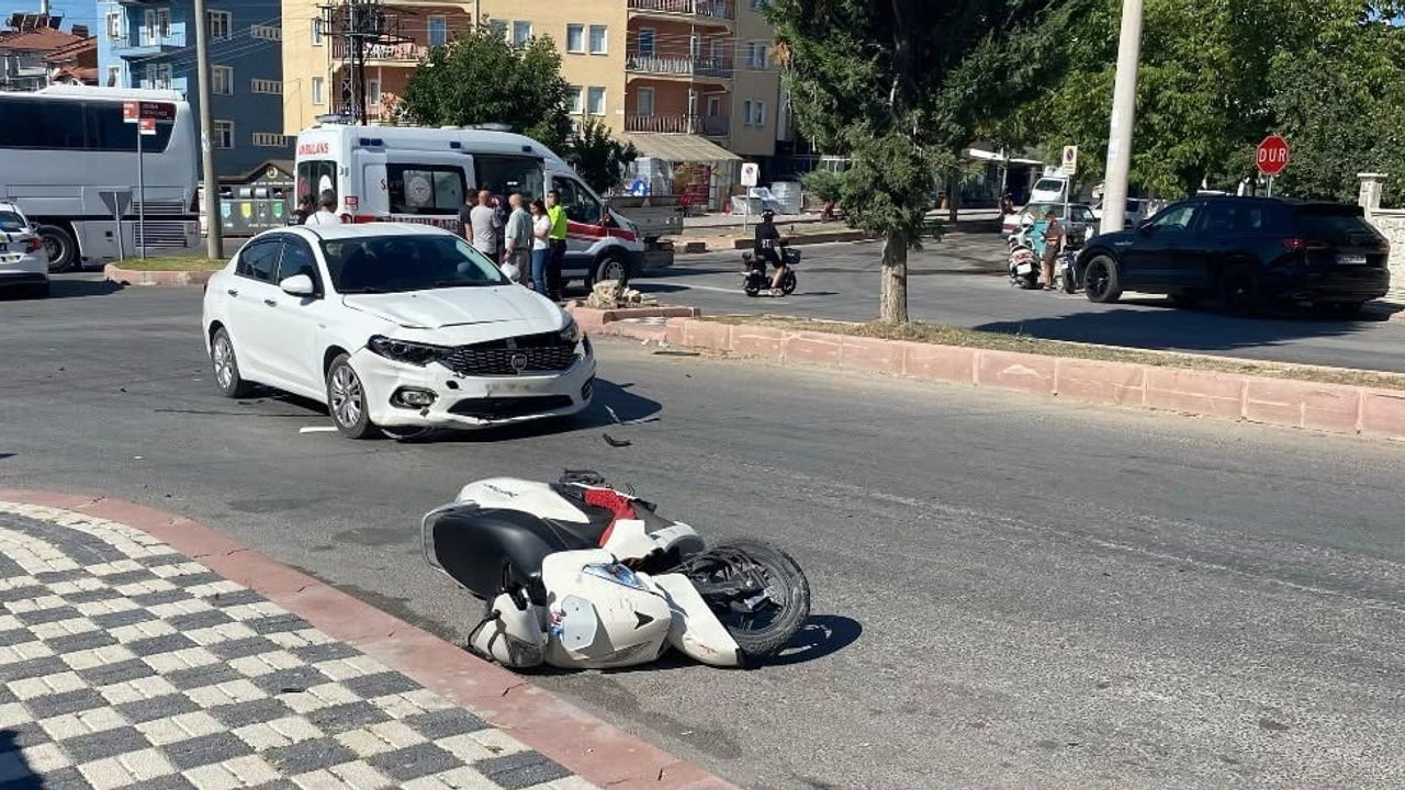Kavşakta çarpışan otomobil ve motosikletten motosiklet sürücüsü yaralandı