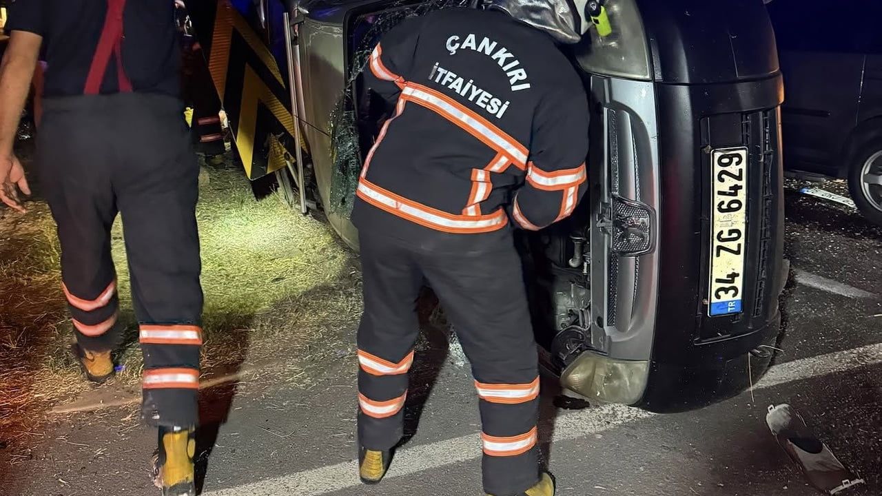 Kavşakta çarpışan ticari araçlar 9 kişiyi hafif yaraladı