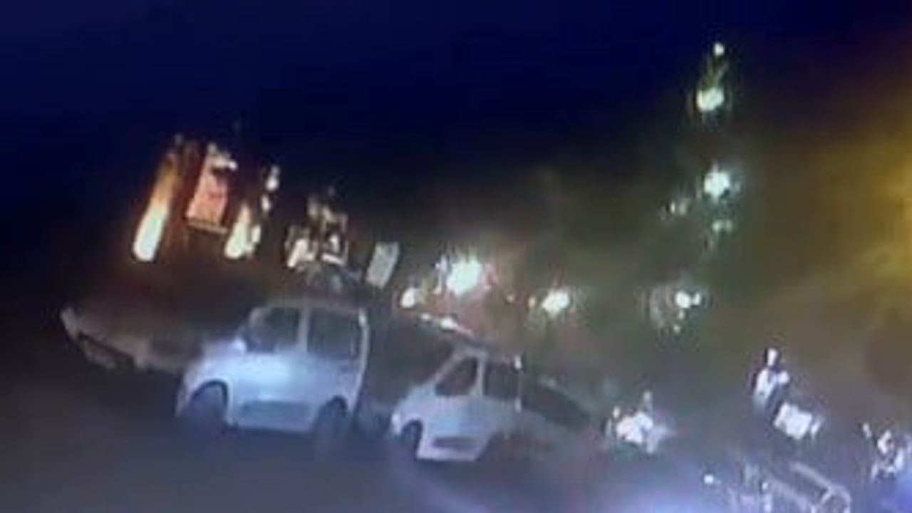 Kavşakta çarpışma anı kameraya yansıdı; Kars'ta 4 kişi hafif yaralandı