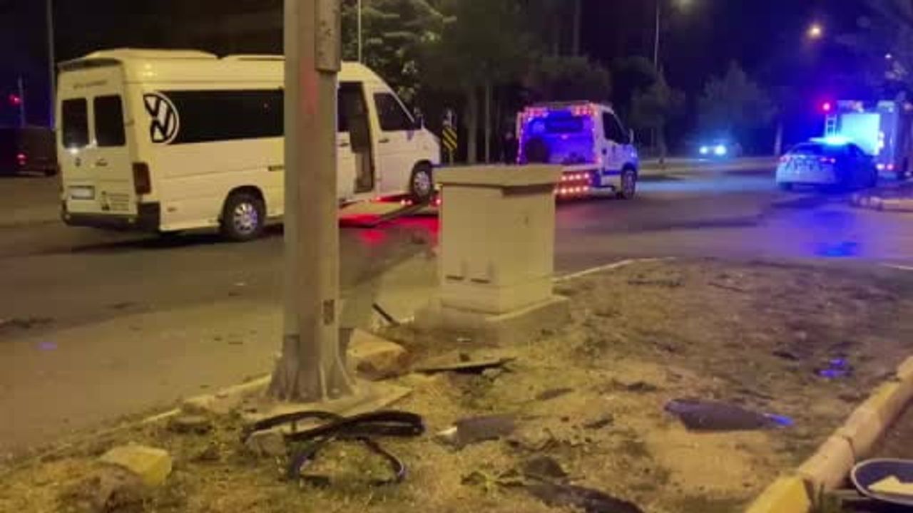 Kavşakta çarpışma: Isparta'da otomobilde 4 kişi yaralandı