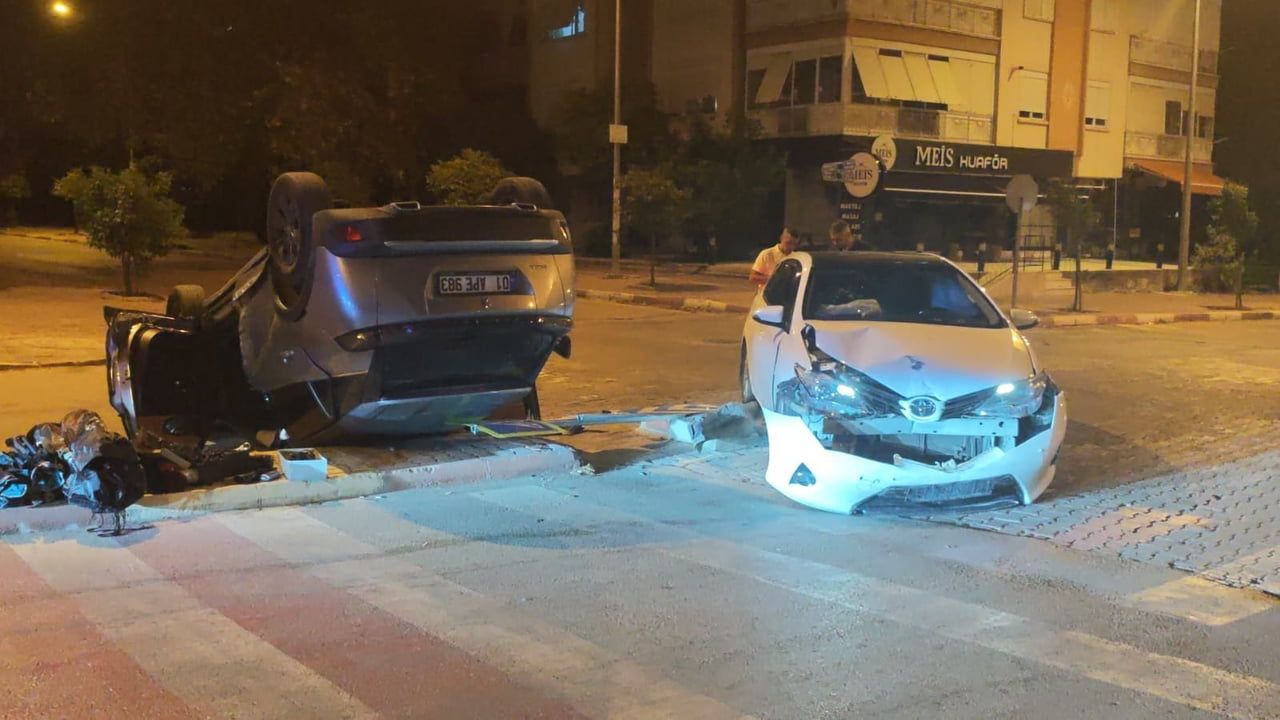 Kavşakta çarpışma: otomobil ters döndü, iki kişi hafif yaralandı