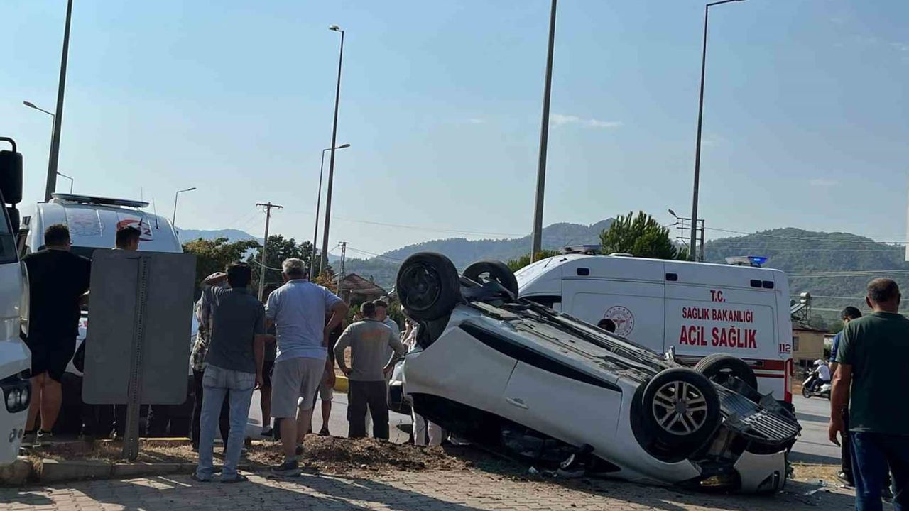Kavşakta çarpışma: Seydikemer'de tır ile otomobilin karıştığı kazada dört yaralı