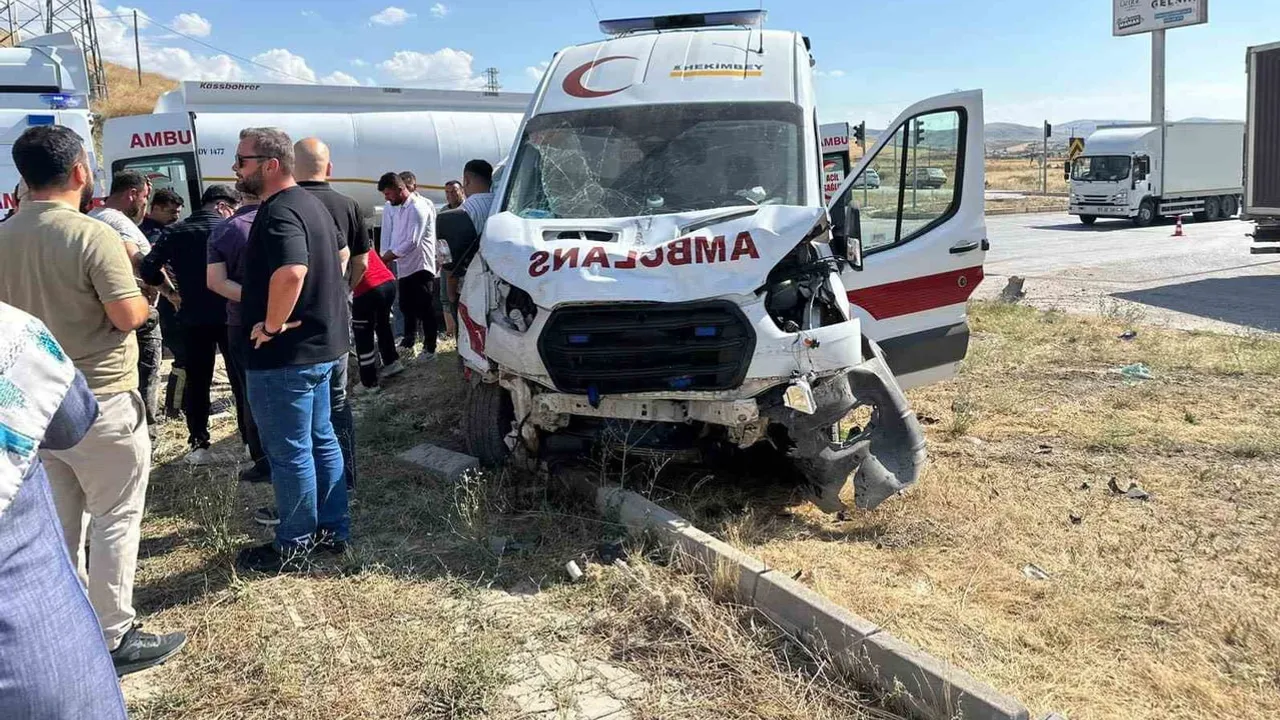Kavşakta çarpışma: Sungurlu'da ambulans ve cipte beş yaralı