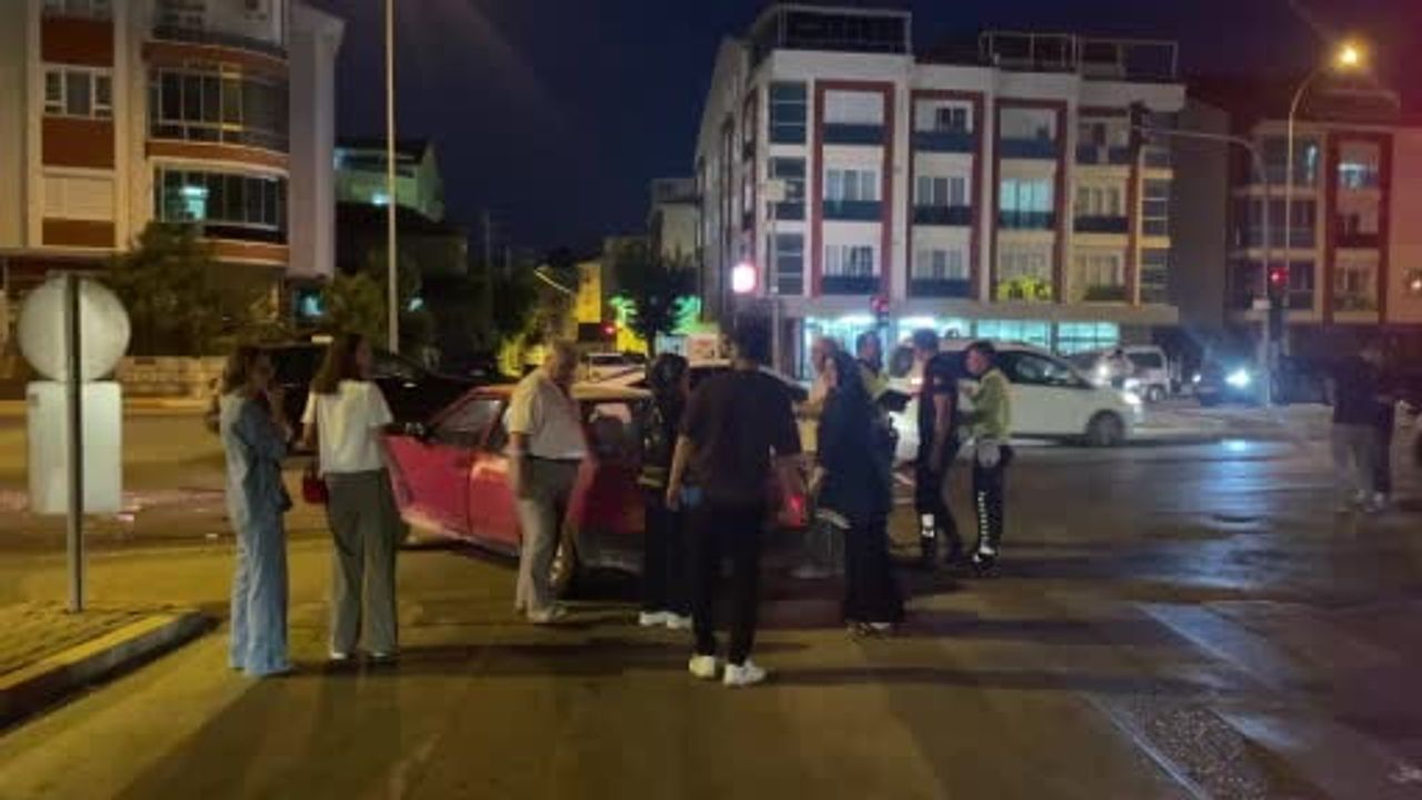 Kavşakta çarpışma trafiği aksattı: Karaman'da iki kişi yaralandı