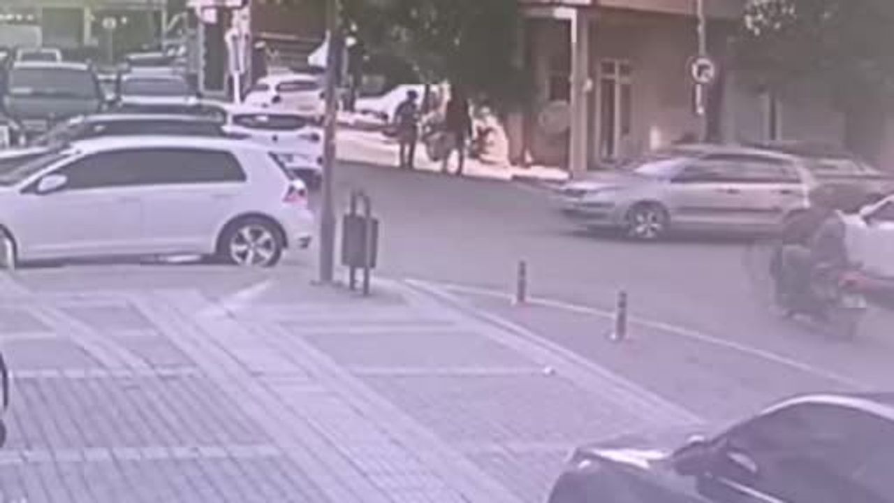 Kavşakta frene basınca devrildi, otomobilin altına girmekten son anda kurtuldu
