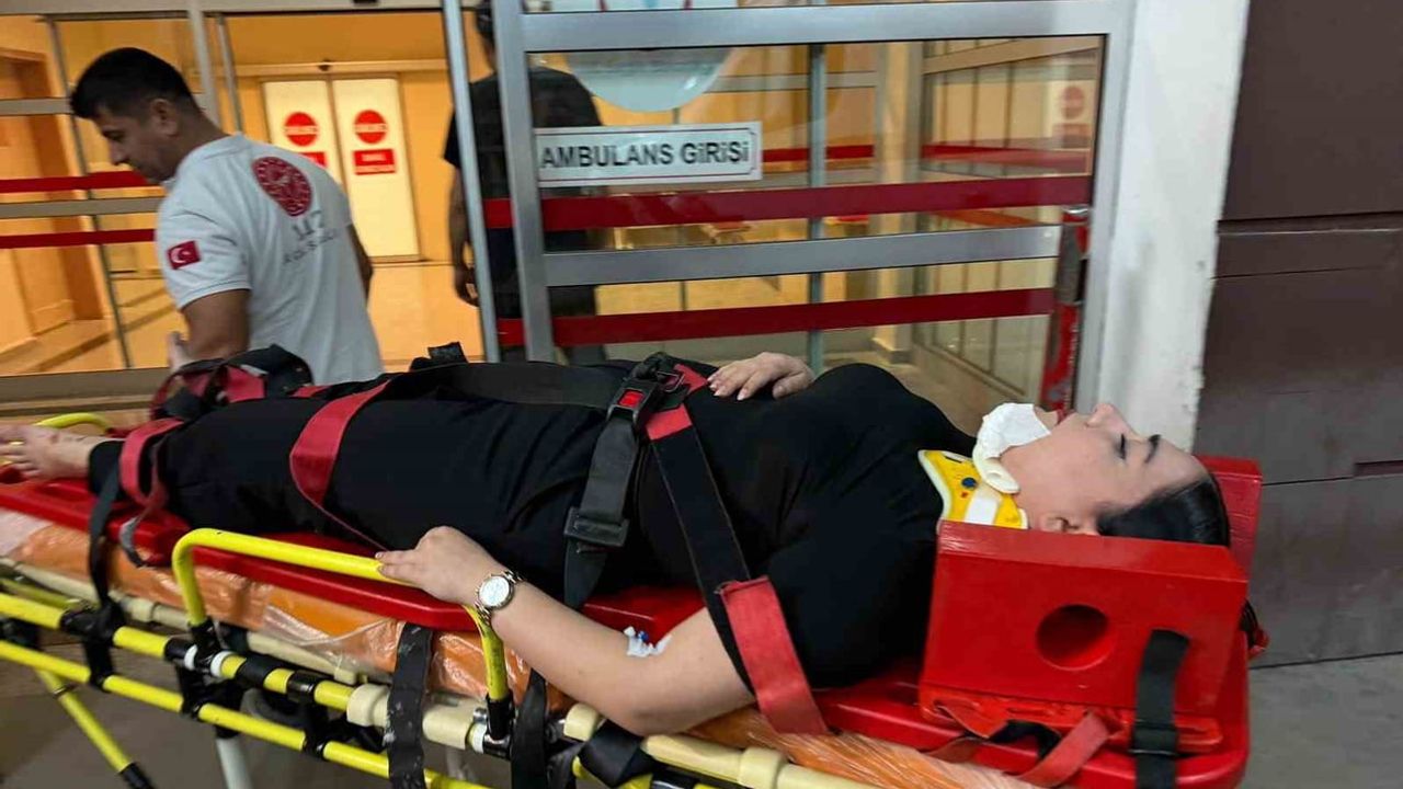 Kavşakta geçmeye çalışan yaya motosikletin çarpmasıyla yaralandı