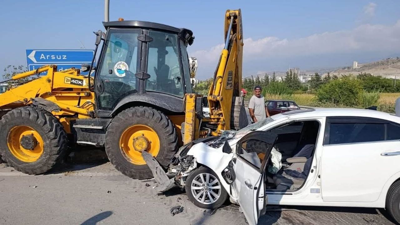 Kavşakta kepçeyle çarpışma: Arsuz’da otomobil hurdaya döndü, iki kişi yaralandı