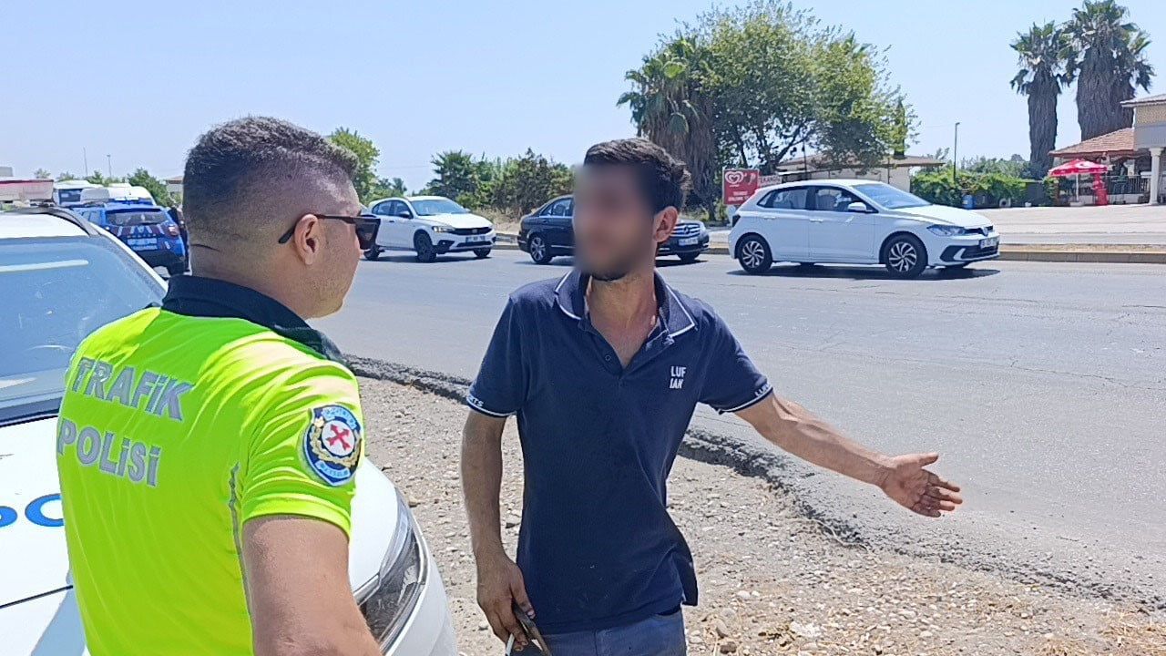 Kavşakta kırmızı ışıkta duran tıra çarpan Tofaş hurdaya döndü