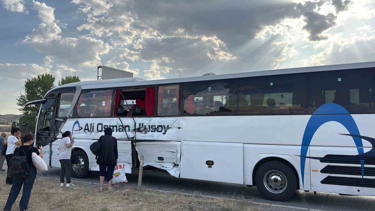 Kavşakta üç araç birbirine girdi: otobüsteki yolcu yaralandı