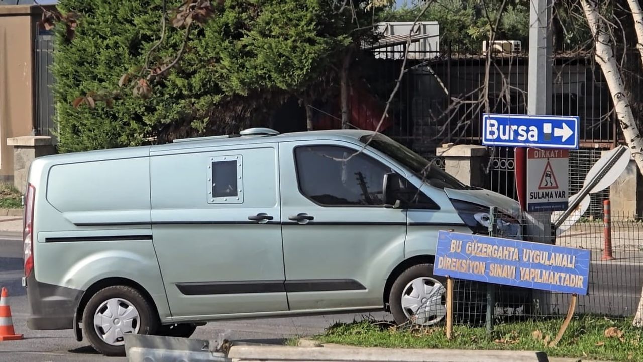 Kavşakta yapılan ani manevra zırhlı aracı refüjde durdurdu