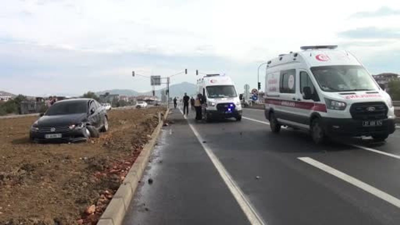 Kavşaktaki çarpışma hasarla sonuçlandı, 6 kişi yara almadı