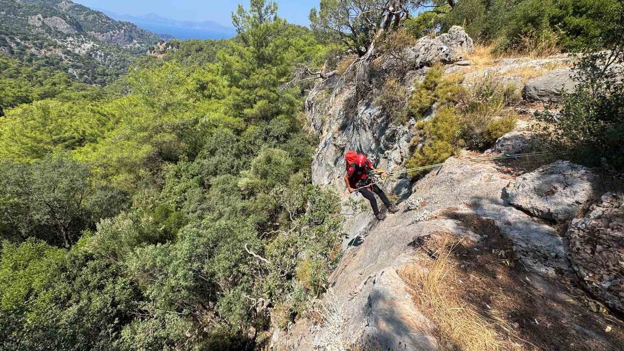 Kayaköy'de ormanlık yolda yüksekten düşen kişi yaşamını yitirdi