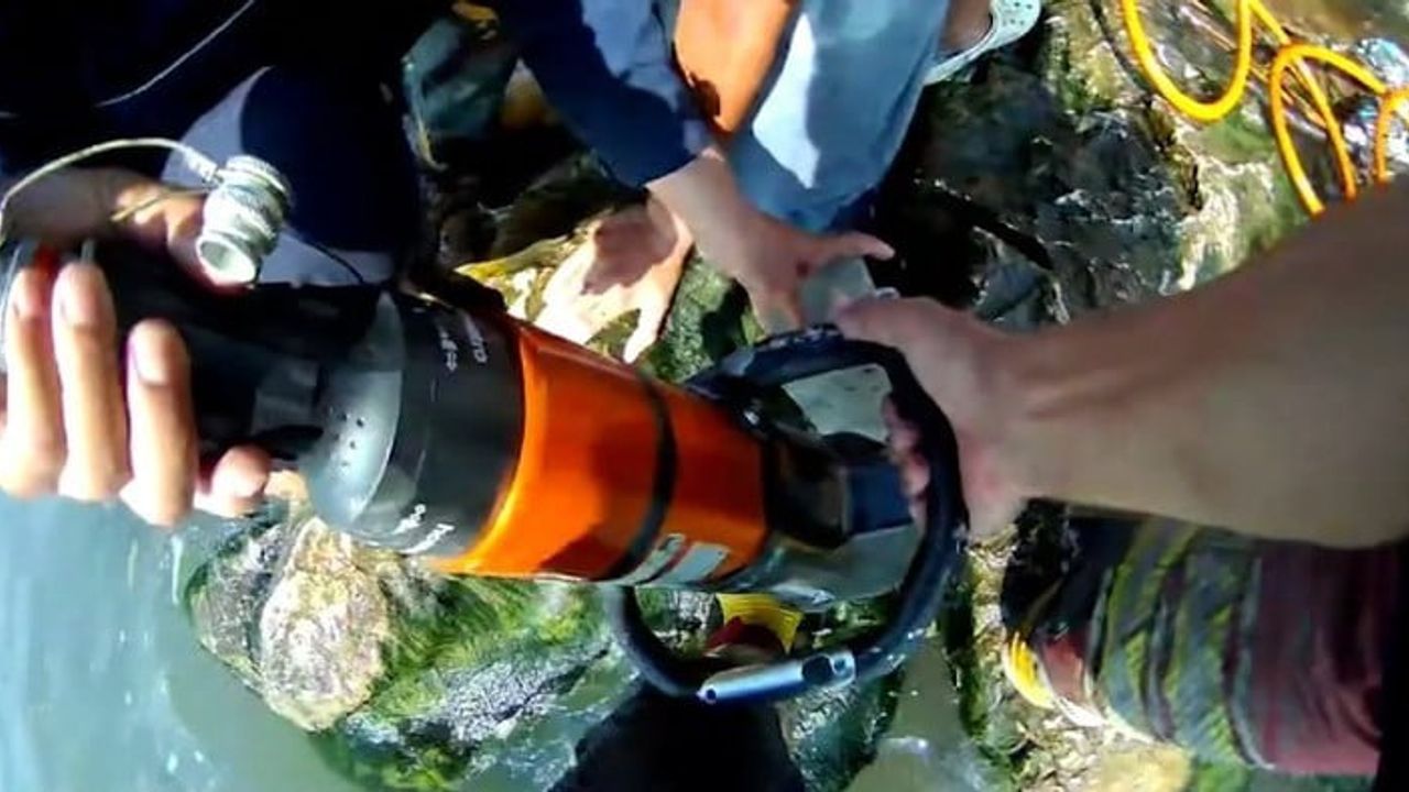 Kayalıklarda ayağı sıkışan fotoğraf tutkununu itfaiye kurtardı