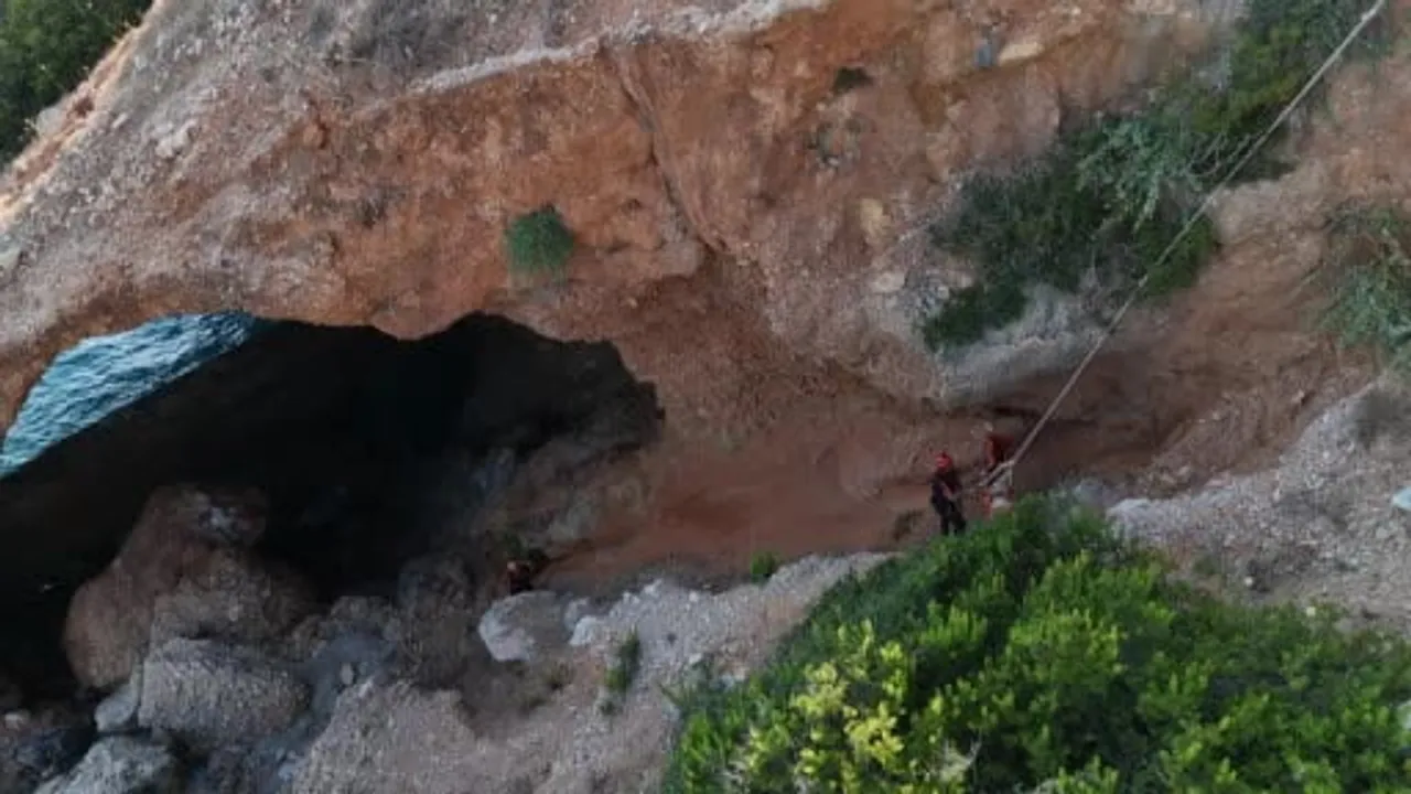 Kayalıklarda mahsur kalan vatandaş halatla iki saatte kurtarıldı