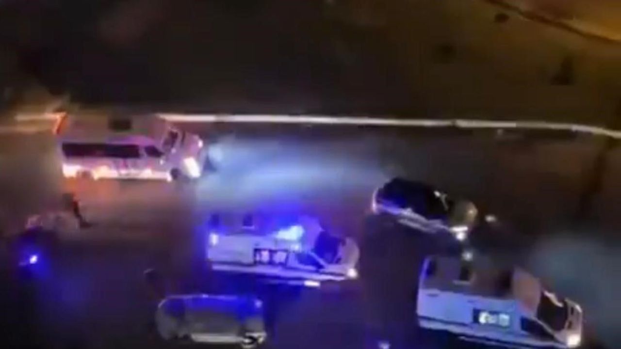 Kayapınar'da Fırat Bulvarı'nda çarpışan araçlar devrildi: iki kişi yaralandı