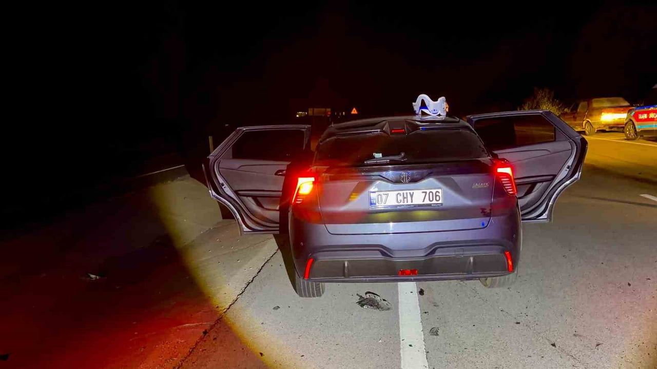 Kayıhan yakınlarında iki araç çarpıştı: 4'ü çocuk 8 kişi yaralandı
