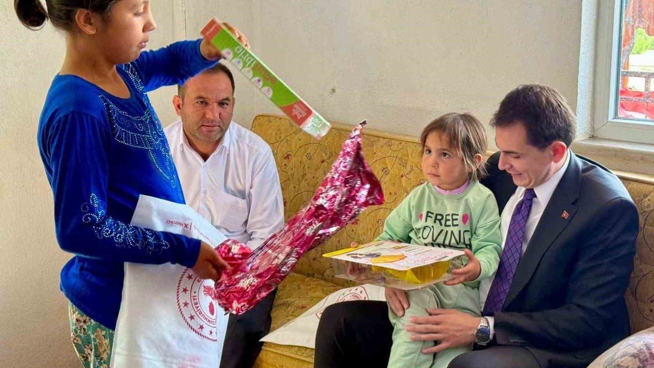 Kaymakam Atam Kurtdere köyünde ailelerle sohbet etti ve çocuklara hediyeler verdi