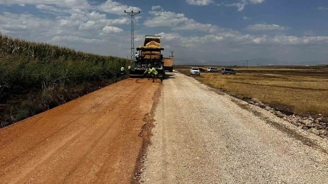 Kaymakam bölge yollarında sıcak asfalt çalışmalarını yerinde denetledi