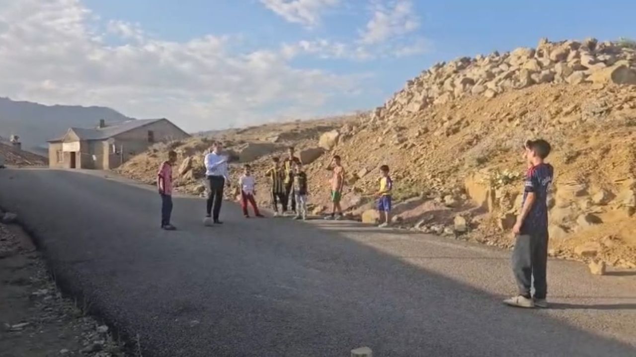 Kaymakam Volkan Hülür sokakta futbol oynayan çocuklarla oyuna katıldı