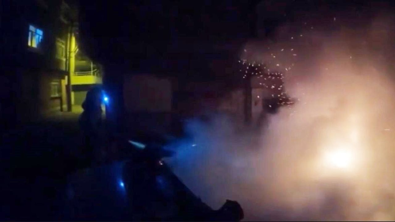 Kaynartepe'de gece yangını: park halindeki otomobil kullanılamaz hale geldi