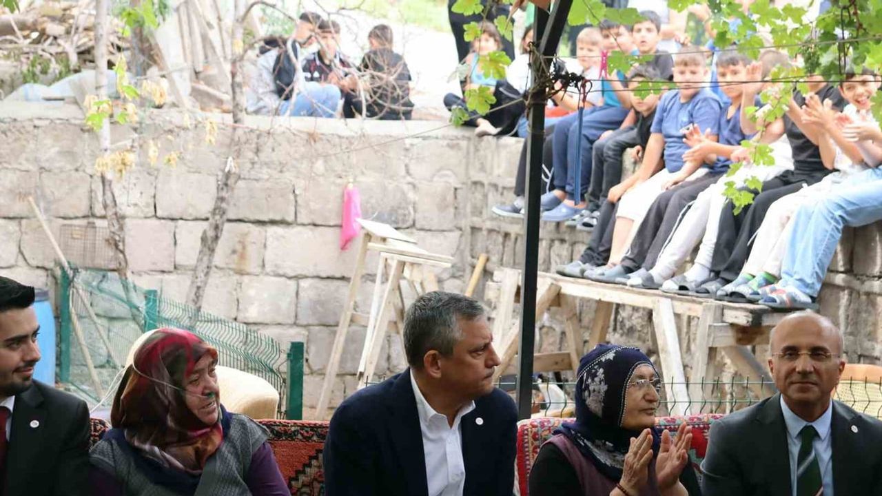 Kayseri buluşmasında Özgür Özel’den konuşma gafı, anında düzeltme yaptı