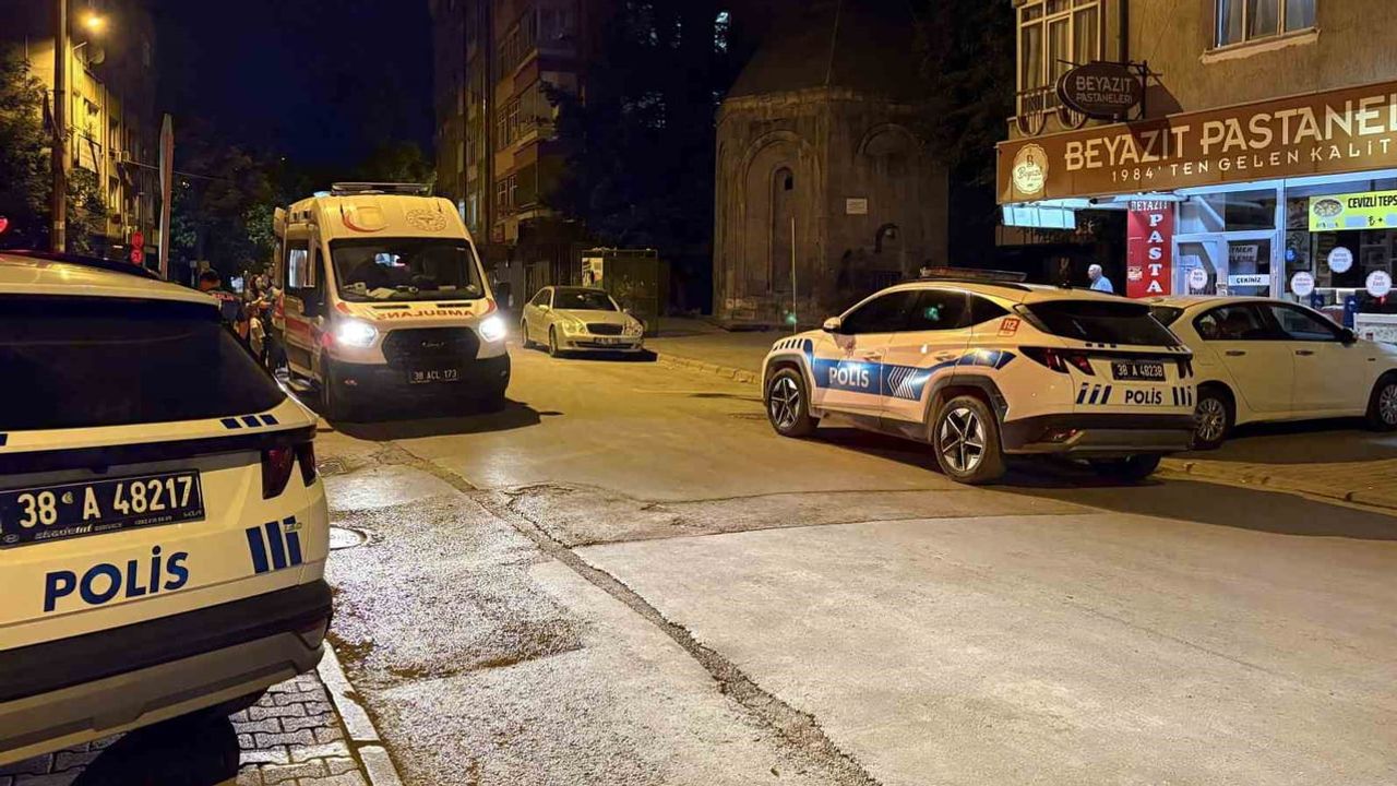 Kayseri'de biber gazı sıktıktan sonra bıçaklı saldırı: bir kişi yaşamını yitirdi, iki şüpheli tutuklandı