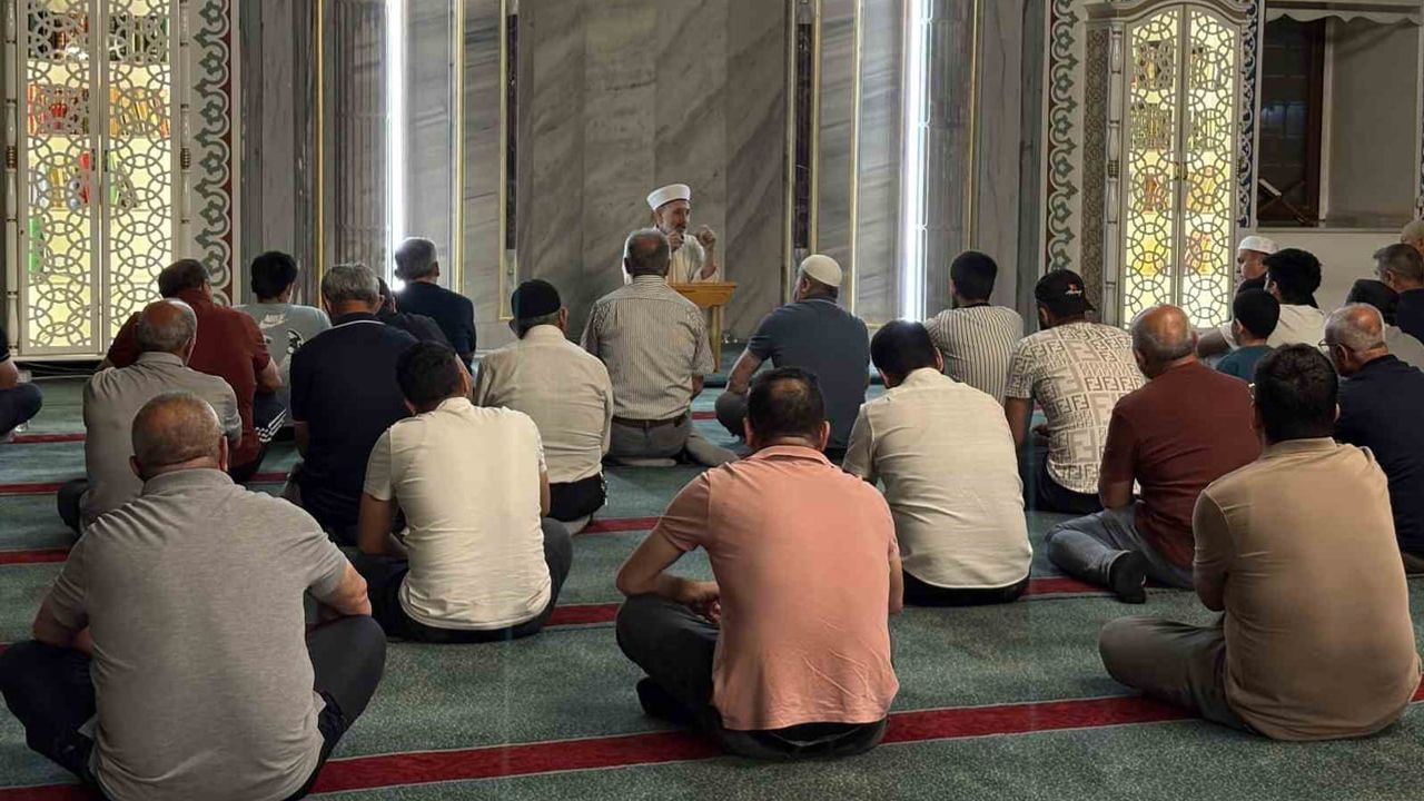 Kayseri'de camilerde huzur: Mevlit Kandili'nde dualar ve ilahiler yükseldi