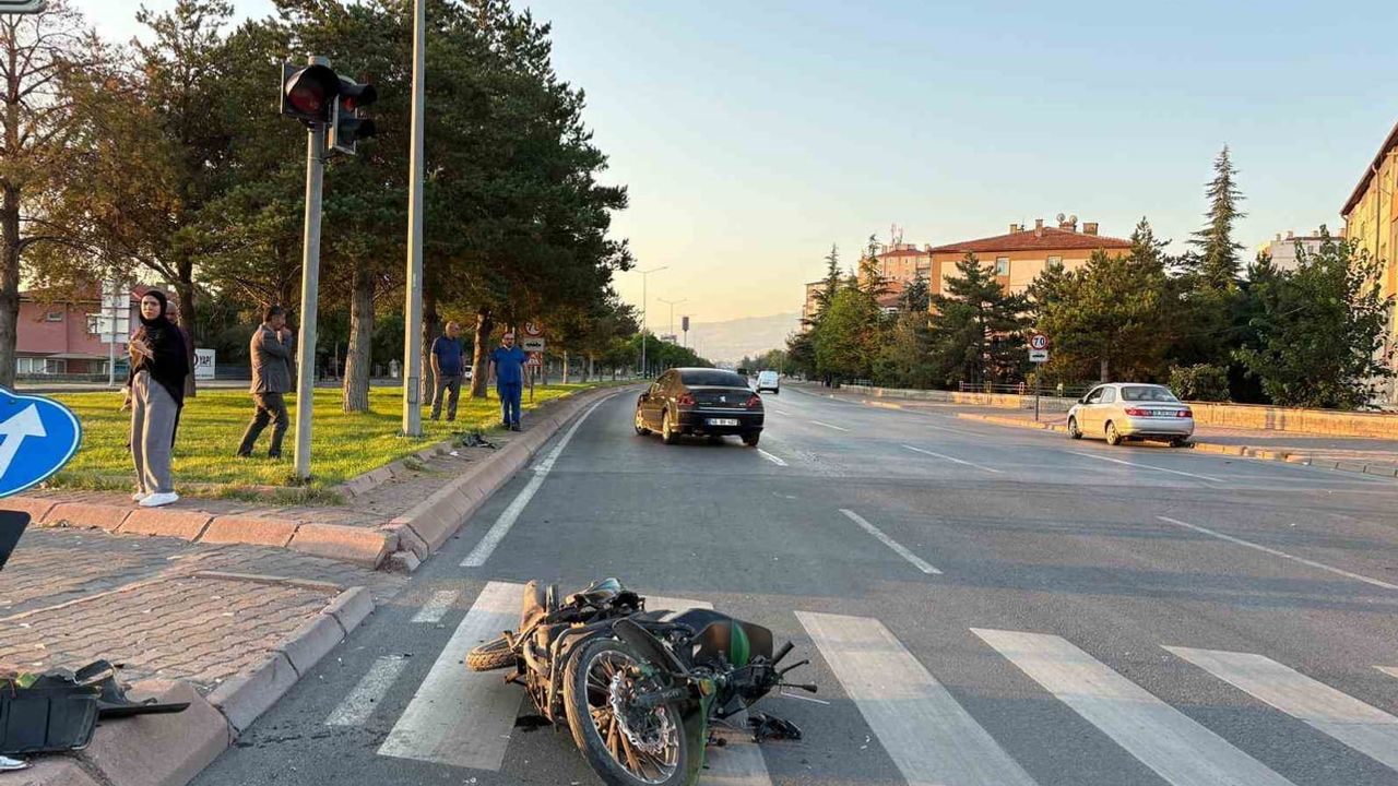 Kayseri'de Erkilet Bulvarı'nda otomobil ile motosiklet çarpıştı: sürücü ağır yaralandı