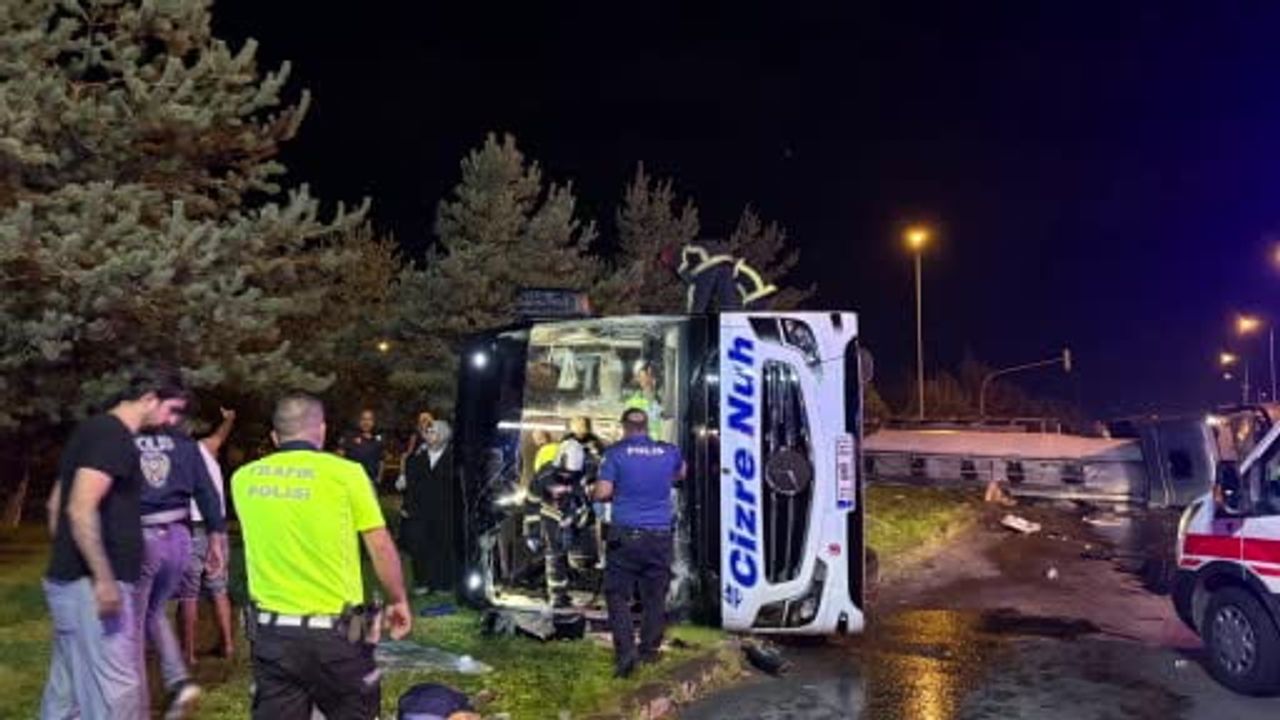 Kayseri'de karayolunda yolcu otobüsü ve yakıt tankeri çarpıştı