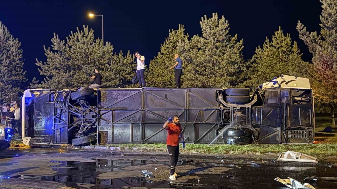 Kayseri'de kavşakta tankeri taşıyan tır ile yolcu otobüsü çarpıştı: 39 yaralı, 4'ü ağır