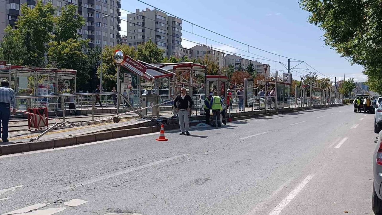 Kayseri'de kontrolden çıkan otomobil tramvay durağına girdi, bir kişi yaralandı