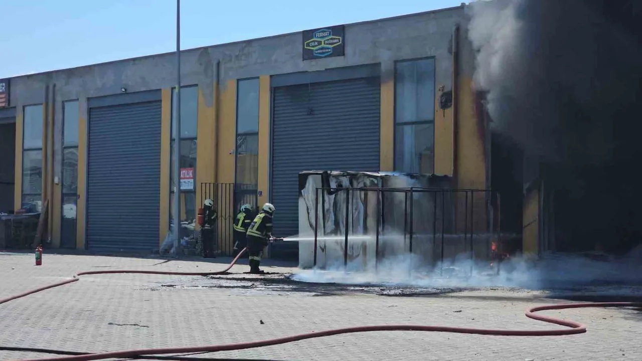 Kayseri'de Oymaağaç'taki sünger atölyesinden yükselen alevler ekipleri alarma geçirdi