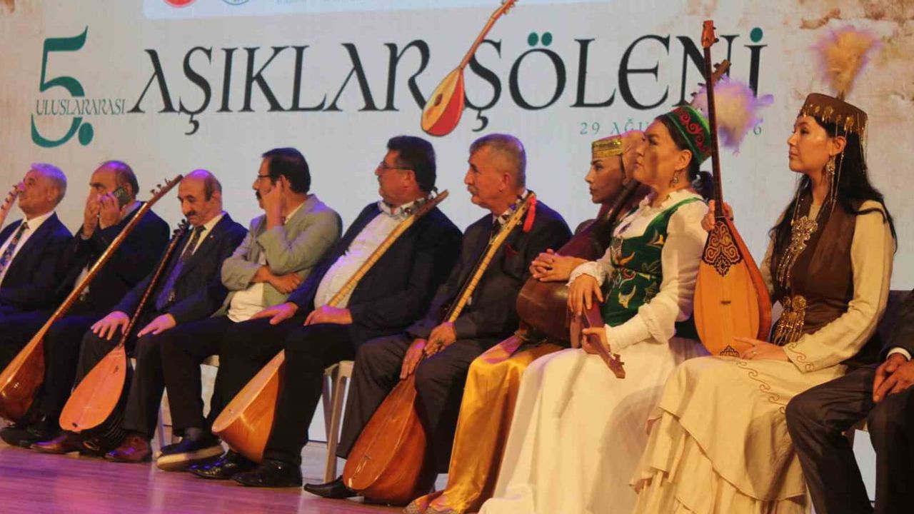Kayseri'de Türk Dünyası ve Türkiye'den aşıklar ortak sahnede